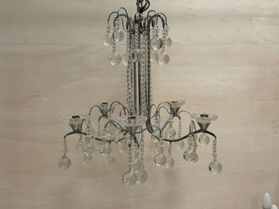 Lustre à perles et boules de verre à cinq lumières.