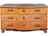 une commode en bois avec un plateau en marbre