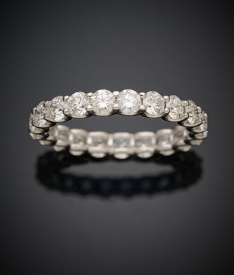 une bague « éternité » en diamants, signée Van Cleef