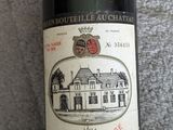 une bouteille de vin posée par terre