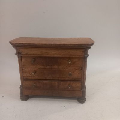 COMMODE de maîtrise en bois mouluré ouvrant à quatre tiroirs…