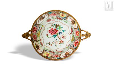 une assiette avec des fleurs posée sur une table