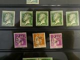 une série de timbres exposée dans une vitrine