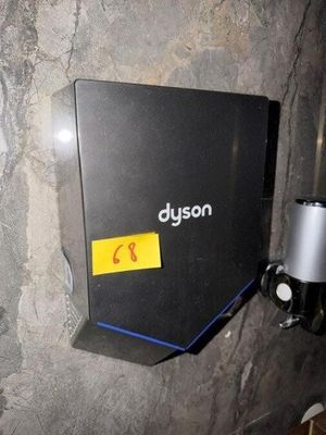 une boîte noire avec un autocollant jaune sur le côté