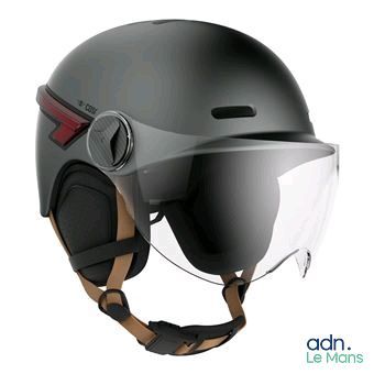 casque muni de lunettes de protection, celles-ci étant fixées au casque, sur fond blanc
