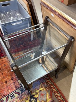 une table en verre avec un piètement en métal, placée dans une pièce