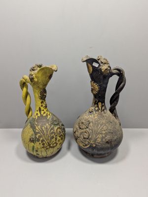 deux vases sont posés côte à côte sur une surface blanche