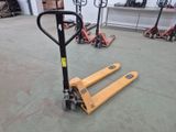 une image d'un chariot élévateur à fourche dans un entrepôt