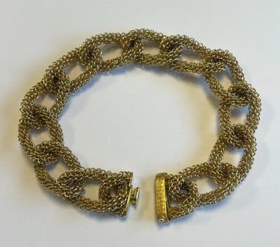 un gros plan d'un bracelet à maillons muni d'un fermoir