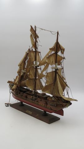 Maquette de bateau « Le Fragata ». 50 X 54 cm. Accidents et manqu...