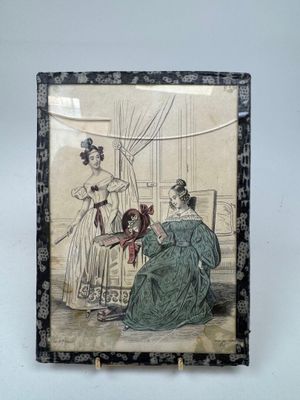 une vieille photo représentant une femme assise sur une chaise à côté d'une autre femme