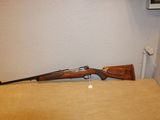 le fusil est posé sur la table près du mur