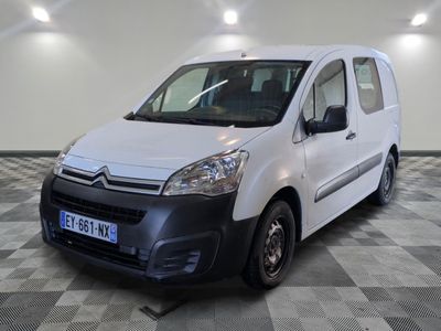 la camionnette blanche est garée sur le sol en damier d'une pièce