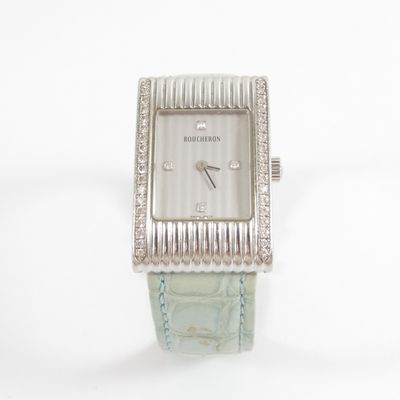 une image d'un gros plan d'une montre-bracelet sur un fond blanc