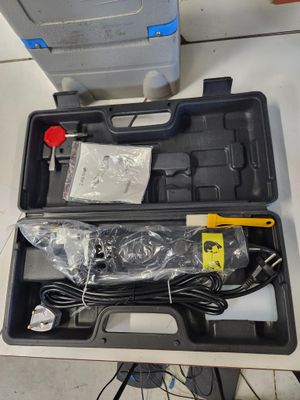 une boîte contenant quelques fils, posée sur une table