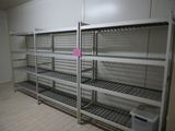 une pièce comportant de nombreuses étagères et rayonnages