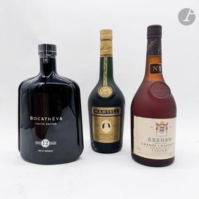 trois bouteilles d'alcool sont alignées sur une surface blanche