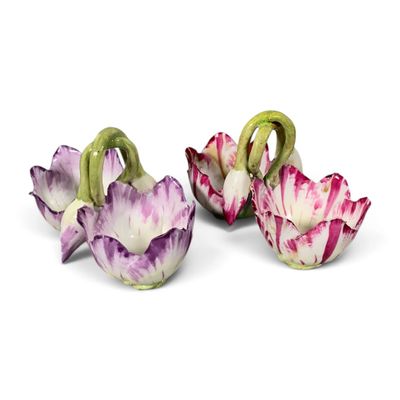 une paire de fleurs violettes et blanches aux tiges vertes, sur un fond blanc