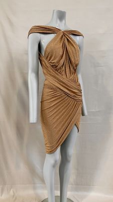 une photo d'un mannequin vêtu d'une robe marron