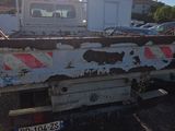 un camion blanc garé dans un parking