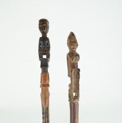 une paire de figurines en bois sculpté représentant un homme et une femme