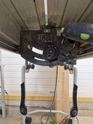 un gros plan d'une machine posée sur un support