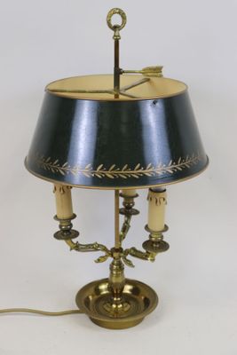 une photo d'une lampe de table surmontée d'un abat-jour noir