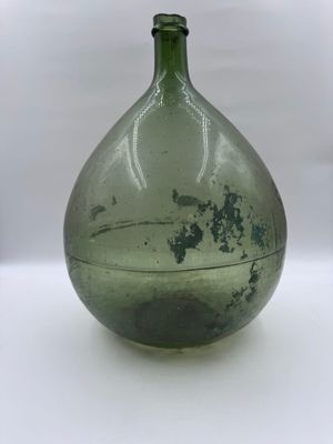 Bonbonne en verre soufflé teinté en vert dite Dame-Jeanne.