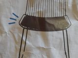 une photo représentant un dessin d'une chaise sur une feuille de papier