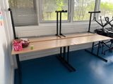 une table sur laquelle se trouve un panier rempli de jouets, dans une pièce