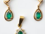 une paire de boucles d'oreilles en émeraudes et diamants et un pendentif