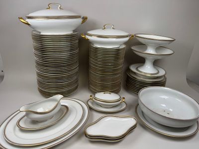 beaucoup d'assiettes et de bols sur la table