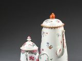 deux théières en porcelaine chinoise et un sucrier
