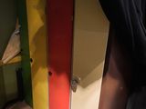 des casiers aux couleurs vives dans un coin d’une pièce séparée par un rideau noir
