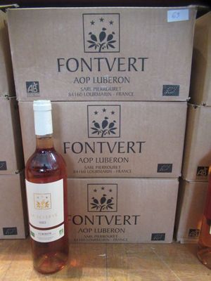 des bouteilles de vin posées sur une table en bois, à côté de cartons de vin