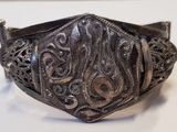 une photo d'un bracelet en argent orné de motifs complexes