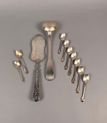 Plusieurs cuillères en argent et cuillères-cuillères sont disposées en cercle