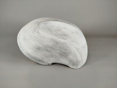 un caillou blanc posé sur une table