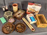 tout un tas d'objets posés sur un canapé