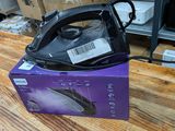 un fer à repasser à vapeur noir et argent posé sur une boîte violette