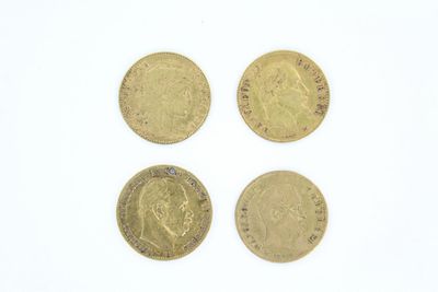 quatre souverains d'or britanniques sur fond blanc