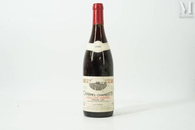une bouteille de vin posée sur une table
