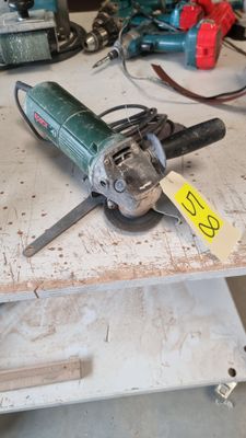 une table sur laquelle sont posés plusieurs outils
