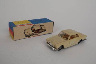une voiture jouet posée à côté d'une boîte