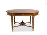 une table à manger ovale avec un plateau en bois et des finitions dorées