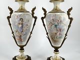 paire de vases anciens en porcelaine posés sur des socles, sur fond blanc