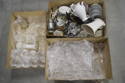 une boîte remplie d'objets hétéroclites posée sur le sol