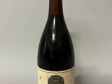 une vieille bouteille de vin posée sur une table