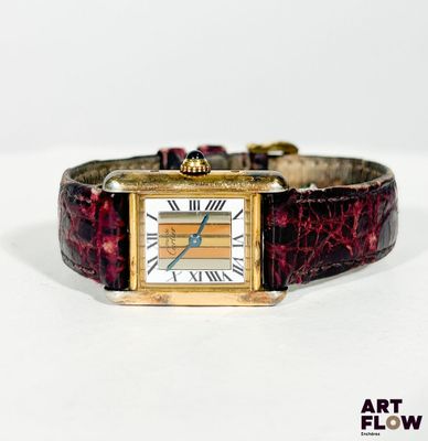 une montre exposée sur une surface blanche