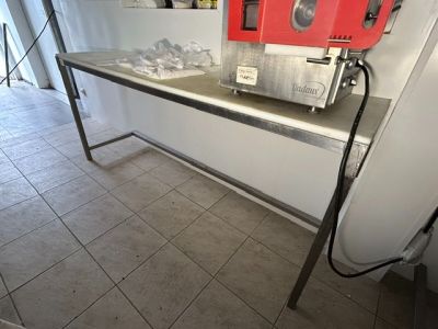 une machine rouge posée sur le plan de travail d'une cuisine